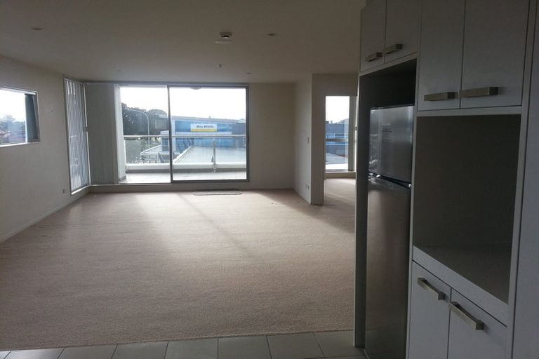 Photo of property in Bella Vista, 2d/84 Gunner Drive, Te Atatu Peninsula, Auckland, 0610