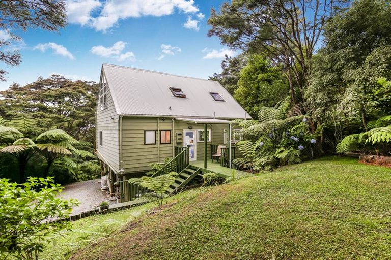 Photo of property in 5 Hayes Road, Henderson Valley, Auckland, 0612