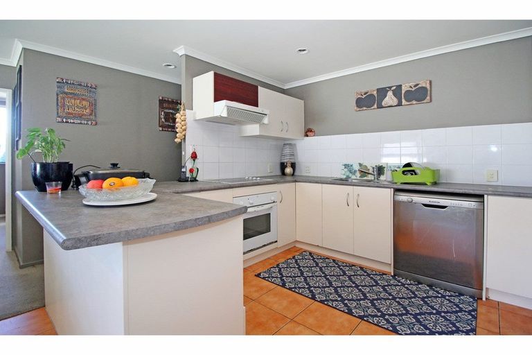 Photo of property in 122 Naylors Drive, Mangere, Auckland, 2022