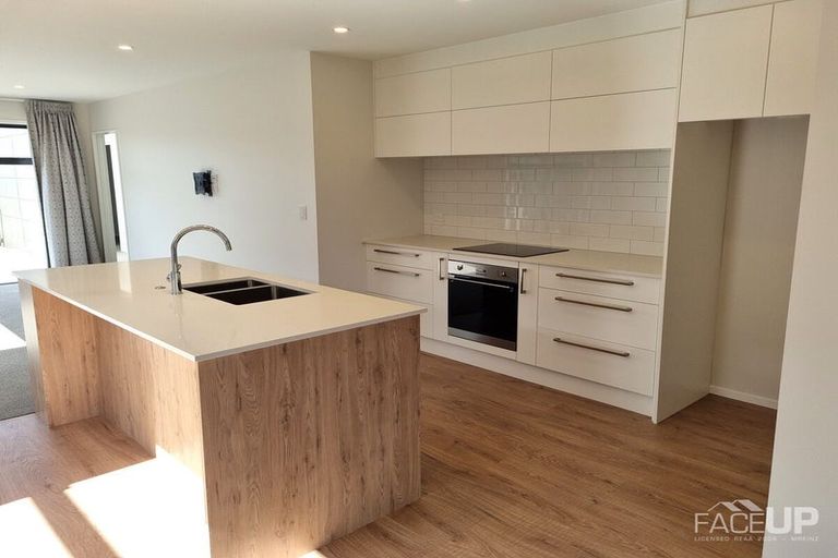 Photo of property in 35 Lumbarda Drive, Kumeu, 0810