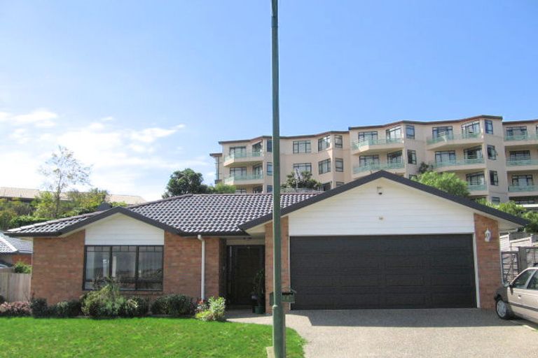 Photo of property in 16 Sunvista Avenue, Oteha, Auckland, 0632