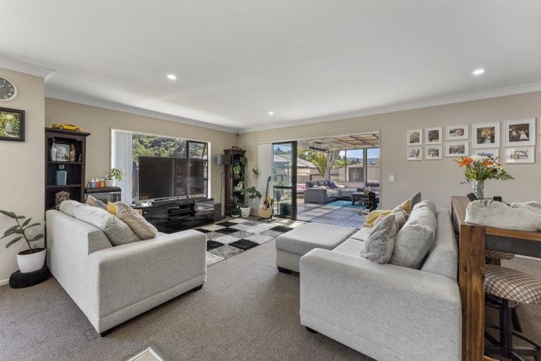 Photo of property in 6 Poppy Watts Grove, Stokes Valley, Lower Hutt, 5019