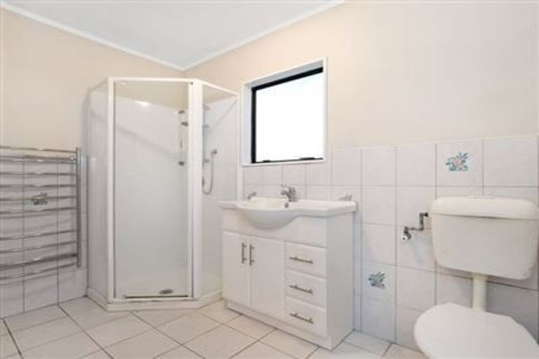 Photo of property in 2/9 Maplesden Drive, Clendon Park, Auckland, 2103