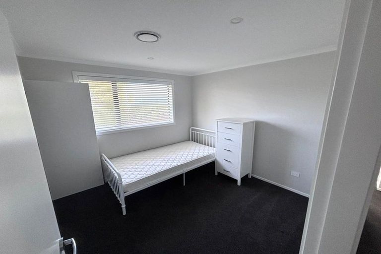 Photo of property in 5 Rewarewa Way, Timberlea, Upper Hutt, 5018