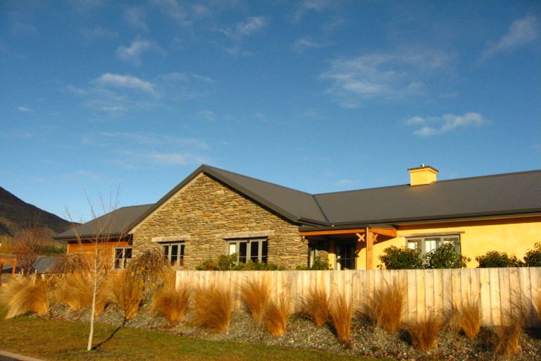 Photo of property in 4-4a Manorburn Place, Lake Hayes, Queenstown, 9304