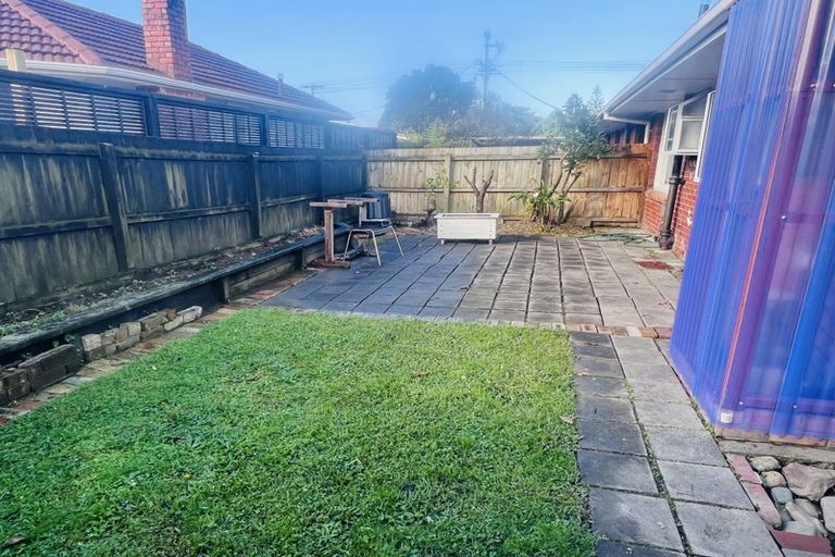 Photo of property in 1b Barron Drive, Green Bay, Auckland, 0604