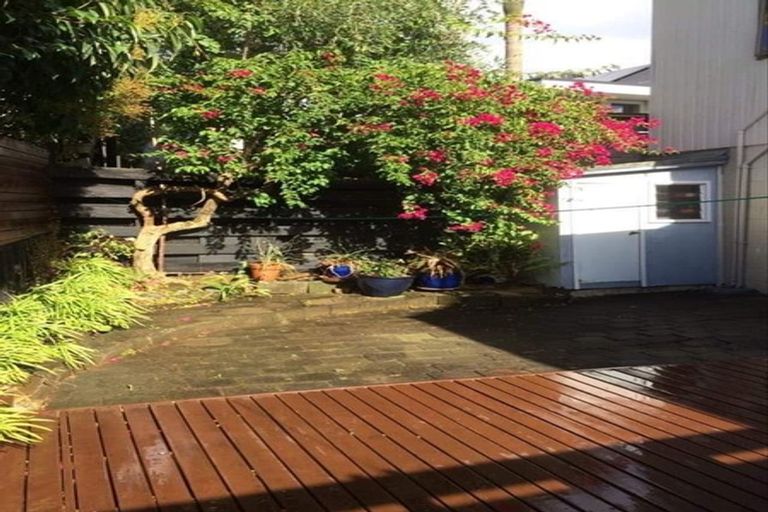 Photo of property in 2/22 Mariposa Crescent, Birkenhead, Auckland, 0626