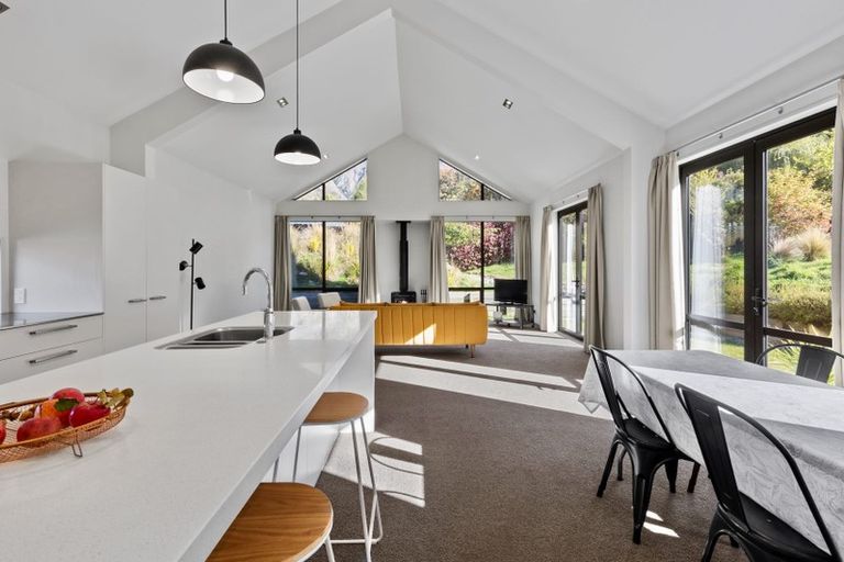 Photo of property in 16 Harrys Close, Arthurs Point, Queenstown, 9371