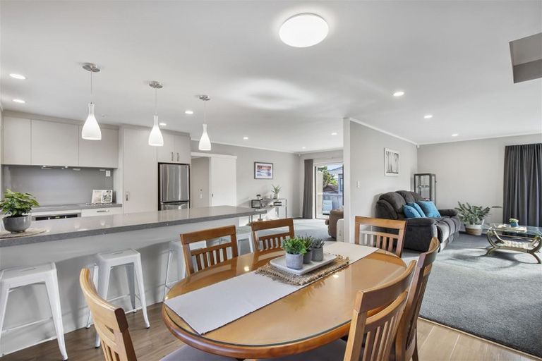 Photo of property in 4 Pinewood Grove, Botany Downs, Auckland, 2010