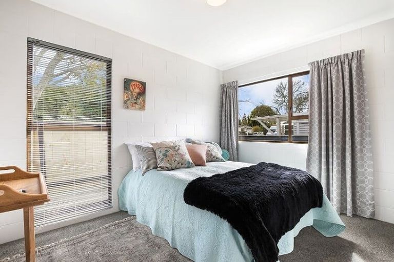 Photo of property in 1/54 Ray Small Drive, Pahurehure, Papakura, 2113