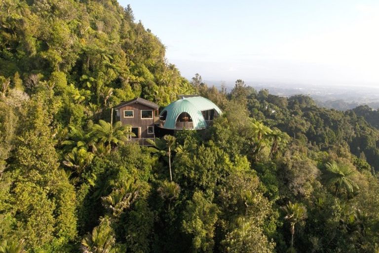 Photo of property in 440 Scenic Drive, Waiatarua, Auckland, 0612