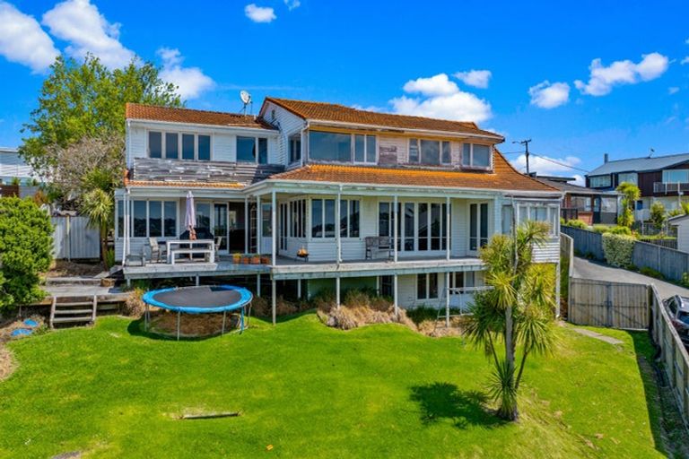 Photo of property in 18 Montgomery Avenue, Rothesay Bay, Auckland, 0630