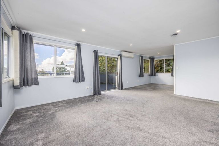 Photo of property in 38 Staincross Street, Green Bay, Auckland, 0604