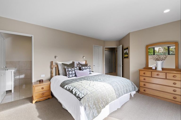 Photo of property in 17 Milward Place, Kelvin Heights, Queenstown, 9300