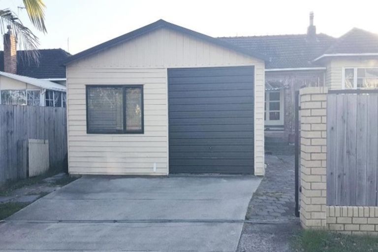 Photo of property in 15 Landscape Road, Papatoetoe, Auckland, 2025