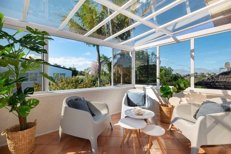 Photo of property in 26 Holdaway Avenue, Northcote, Auckland, 0627