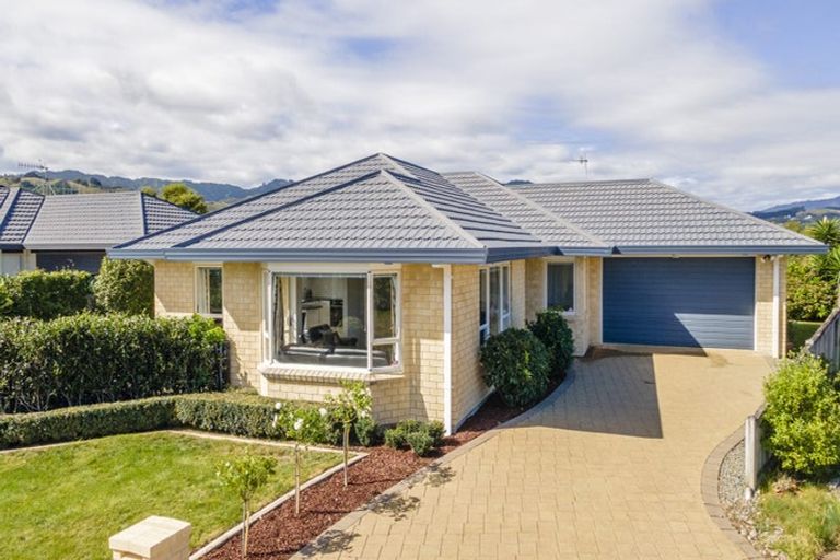 Photo of property in 17 Crown Hill, Paraparaumu, 5032