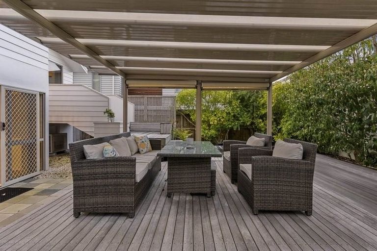 Photo of property in 2/132 East Coast Road, Forrest Hill, Auckland, 0620