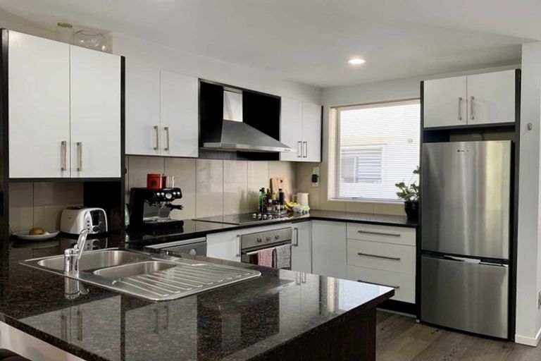 Photo of property in 10/6 Islington Avenue, New Lynn, Auckland, 0600