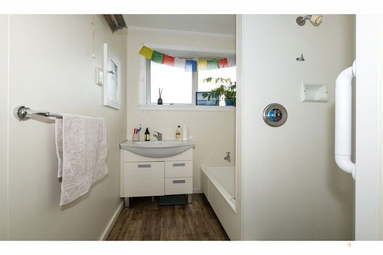 Photo of property in 1 Oxford Street, Waimate, 7924