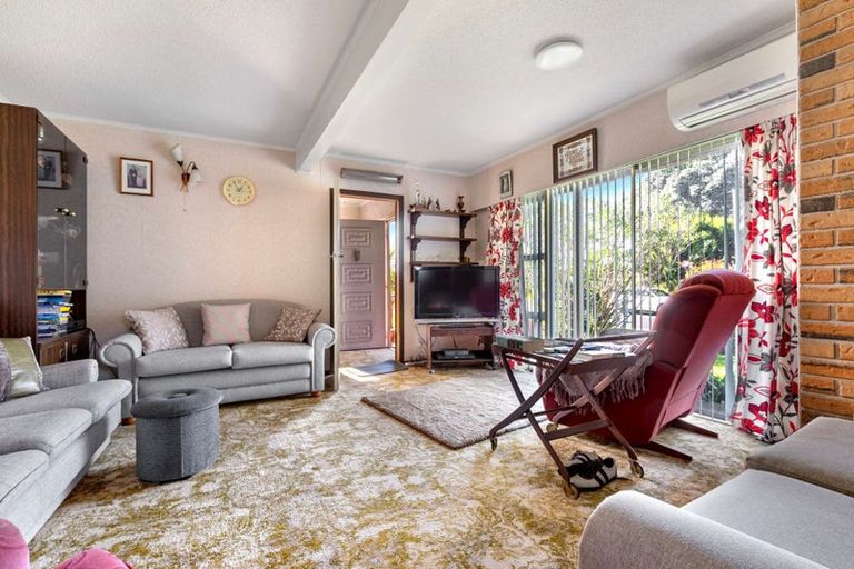 Photo of property in 9 Tiki Street, New Lynn, Auckland, 0600