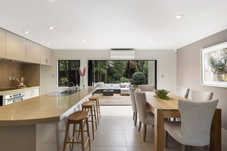 Photo of property in 2/71 Pupuke Road, Northcote, Auckland, 0627