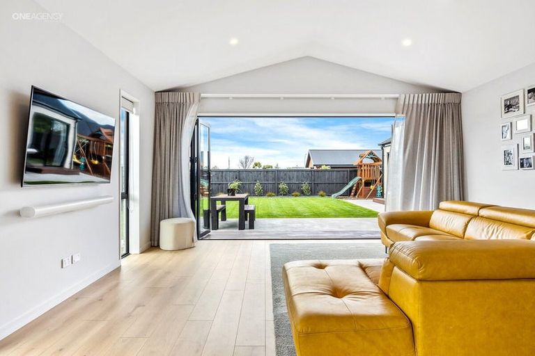 Photo of property in 12 Oakville Close, Rangiora, 7400