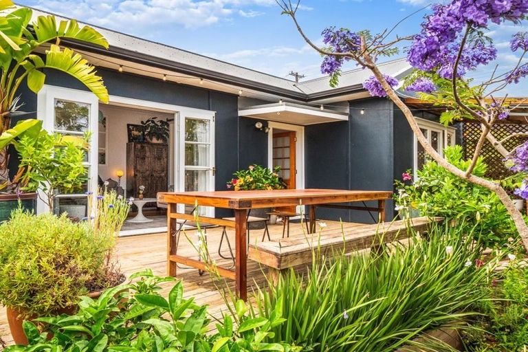 Photo of property in 1/92 Eversleigh Road, Belmont, Auckland, 0622