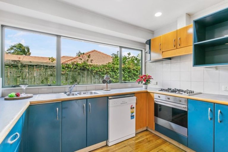 Photo of property in 2/6 Pat O'connor Place, Manurewa, Auckland, 2105