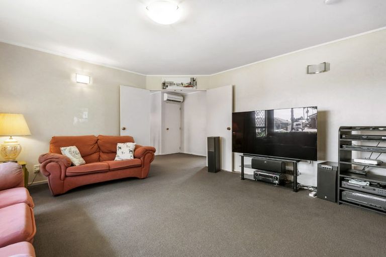 Photo of property in 20 Ronald Macken Place, Windsor Park, Auckland, 0632