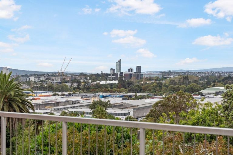 Photo of property in 17 Marcel Place, Glenfield, Auckland, 0629