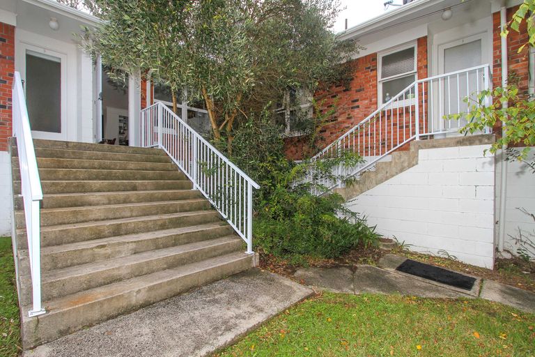 Photo of property in 2/1 Hythe Terrace, Mairangi Bay, Auckland, 0630