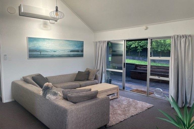 Photo of property in 1/41 Ravenwood Drive, Forrest Hill, Auckland, 0620