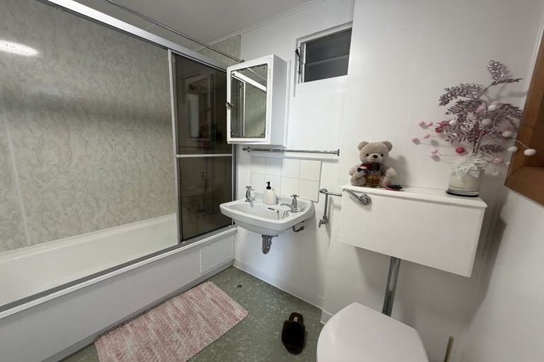 Photo of property in Churchill Flats, 213 The Terrace, Wellington Central, Wellington, 6011