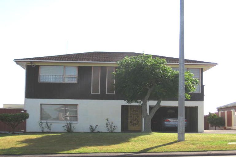 Photo of property in 1/4178 Great North Road, Glendene, Auckland, 0602