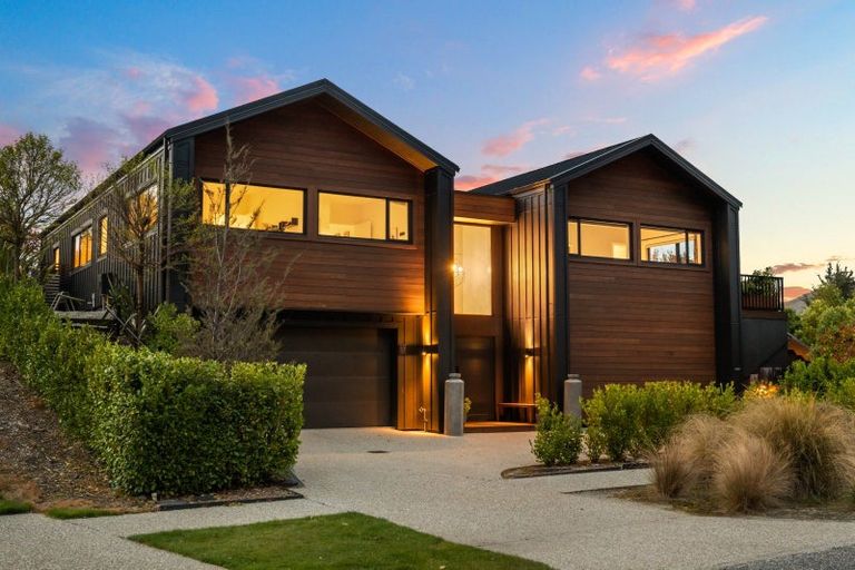 Photo of property in 37 Pendeen Crescent, Jacks Point, Queenstown, 9371