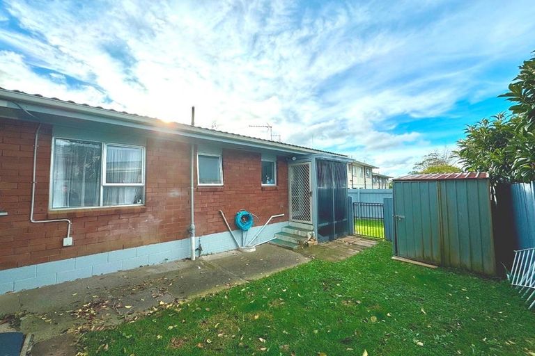 Photo of property in 2/102 Lynwood Road, New Lynn, Auckland, 0600