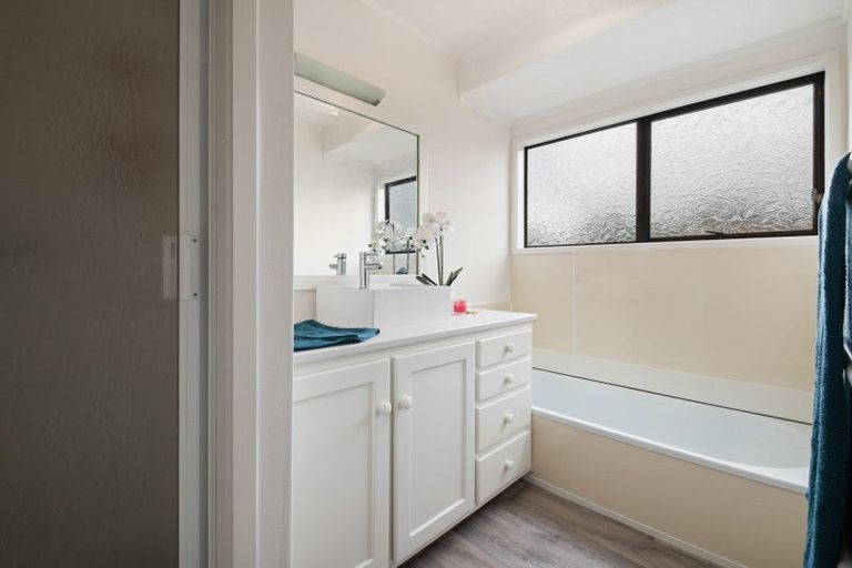 Photo of property in 5 Redmount Place, Red Hill, Papakura, 2110