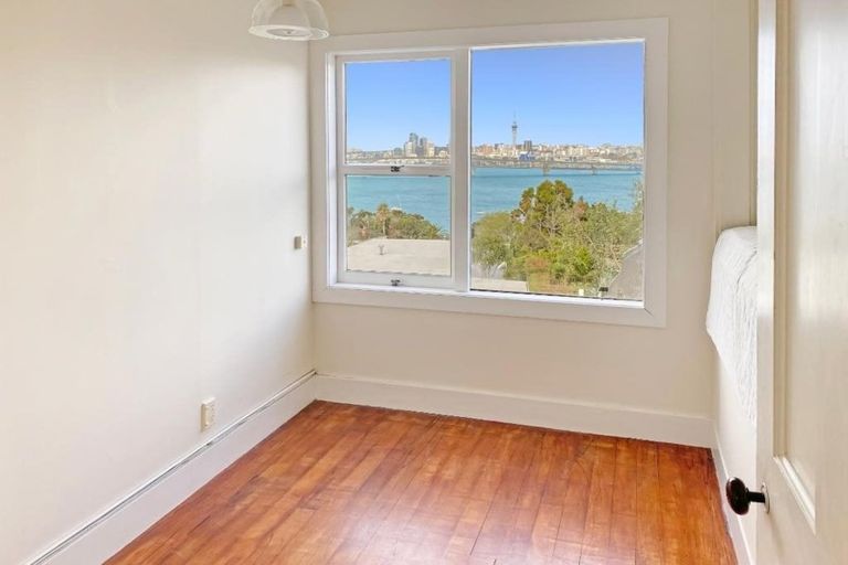 Photo of property in 18 Bridge View Road, Birkenhead, Auckland, 0626