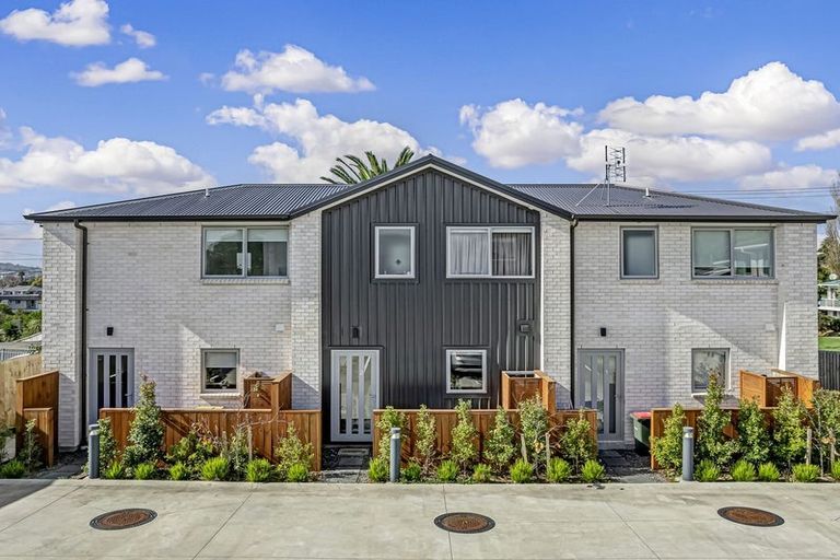 Photo of property in 2/24 Kelwyn Road, Kelston, Auckland, 0602