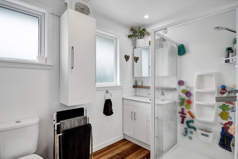 Photo of property in 215 Mangorei Road, Merrilands, New Plymouth, 4312