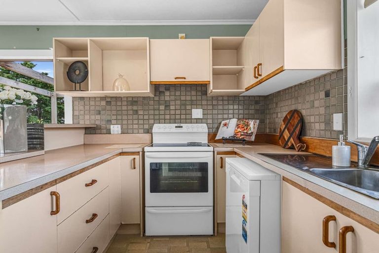 Photo of property in 98 Glendale Road, Glen Eden, Auckland, 0602