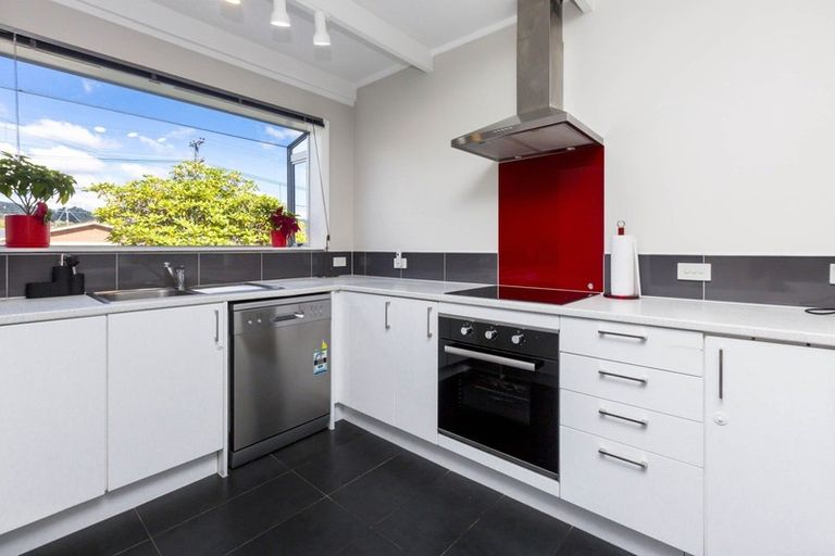 Photo of property in 2 Oxford Crescent, Ebdentown, Upper Hutt, 5018