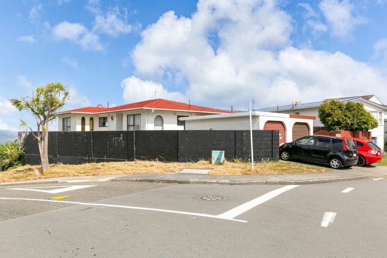 Photo of property in 40a Somes Crescent, Newlands, Wellington, 6037