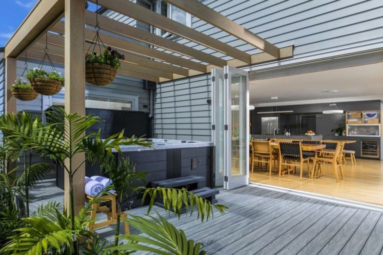 Photo of property in 31 Seacliffe Avenue, Belmont, Auckland, 0622