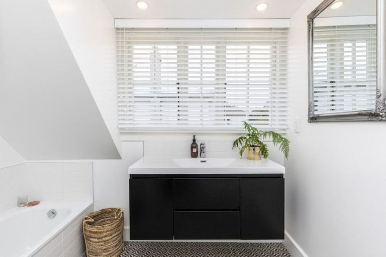 Photo of property in 2 Royds Street, Fendalton, Christchurch, 8014