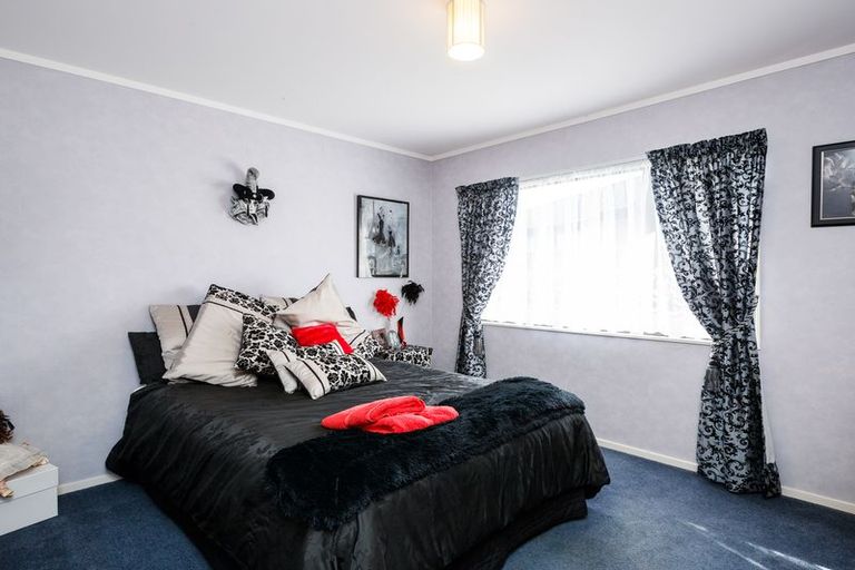 Photo of property in 11 Aspen Way, Kelvin Grove, Palmerston North, 4414
