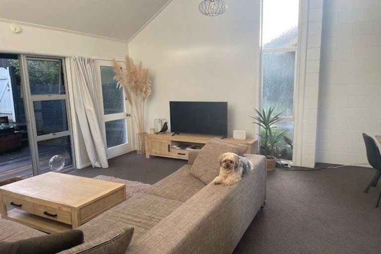 Photo of property in 1/41 Ravenwood Drive, Forrest Hill, Auckland, 0620