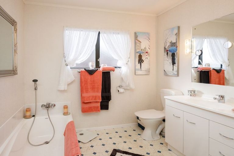 Photo of property in 11 Aspen Way, Kelvin Grove, Palmerston North, 4414