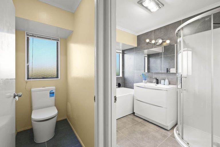 Photo of property in 2/20 Beach Road, Mellons Bay, Auckland, 2014